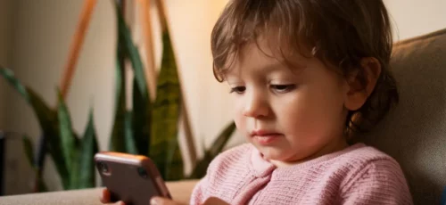 What is the Right Age for a Mobile Phone? A Parent’s Guide